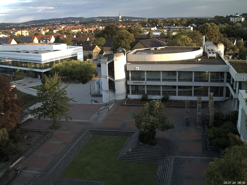 Foto der Webcam: Verwaltungsgebäude, Innenhof mit Audimax, Hörsaal-Gebäude 1