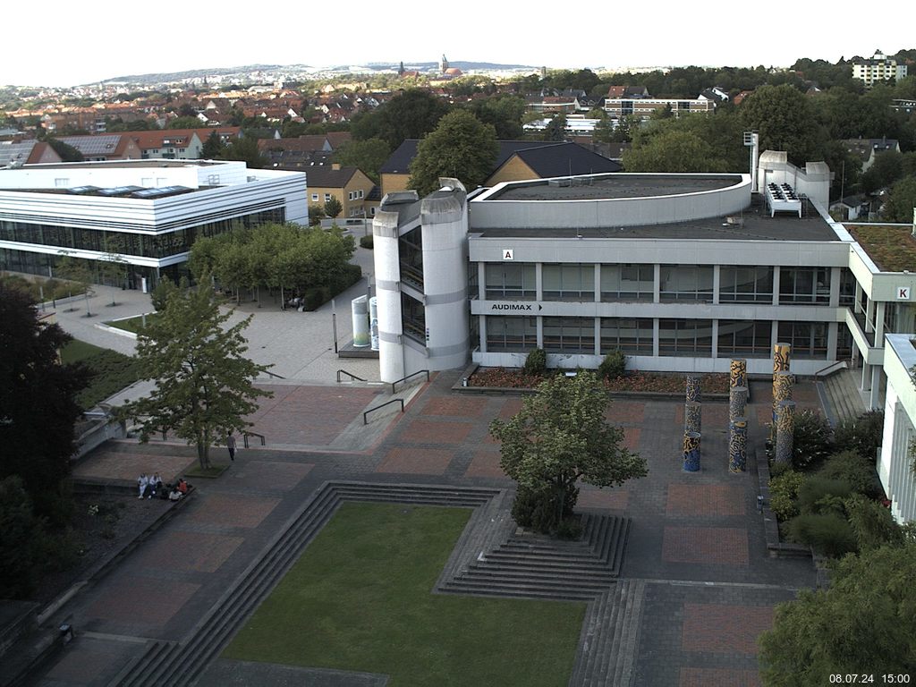 Foto der Webcam: Verwaltungsgebäude, Innenhof mit Audimax, Hörsaal-Gebäude 1