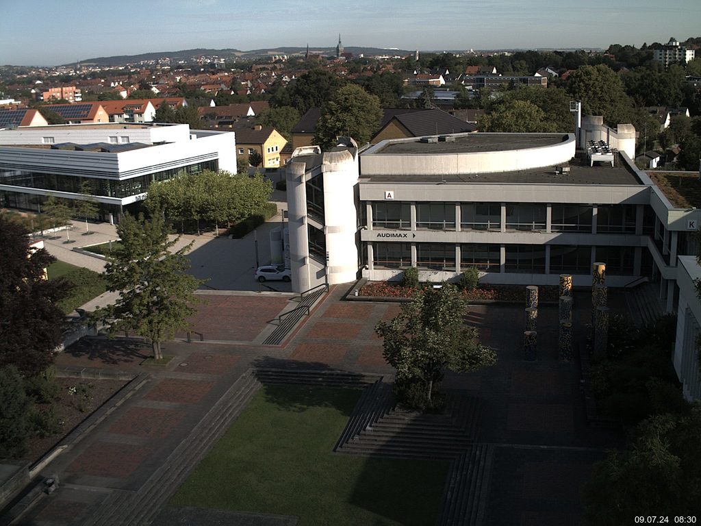 Foto der Webcam: Verwaltungsgebäude, Innenhof mit Audimax, Hörsaal-Gebäude 1