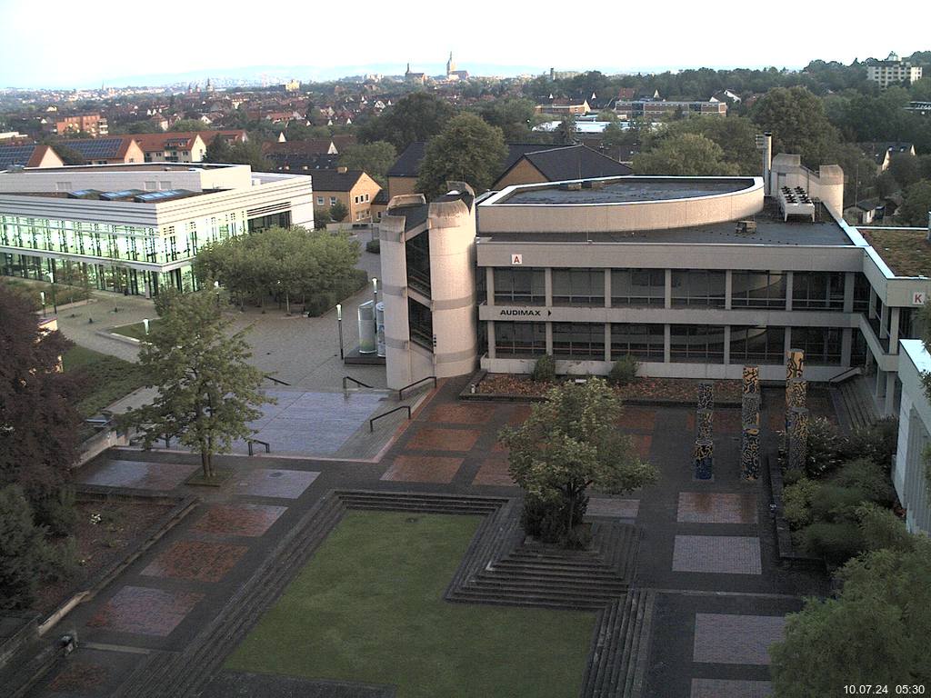 Foto der Webcam: Verwaltungsgebäude, Innenhof mit Audimax, Hörsaal-Gebäude 1