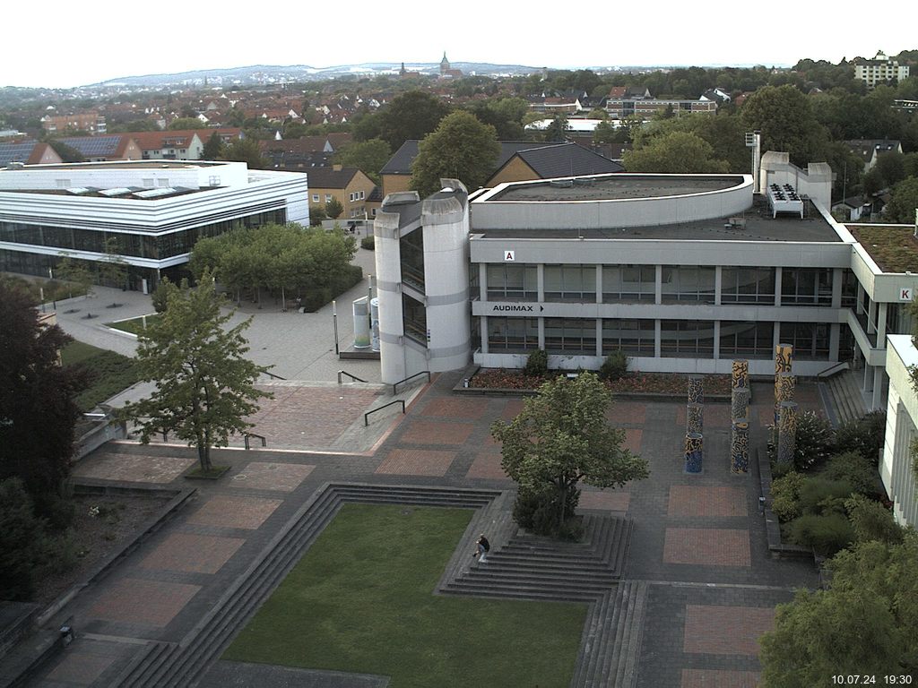 Foto der Webcam: Verwaltungsgebäude, Innenhof mit Audimax, Hörsaal-Gebäude 1