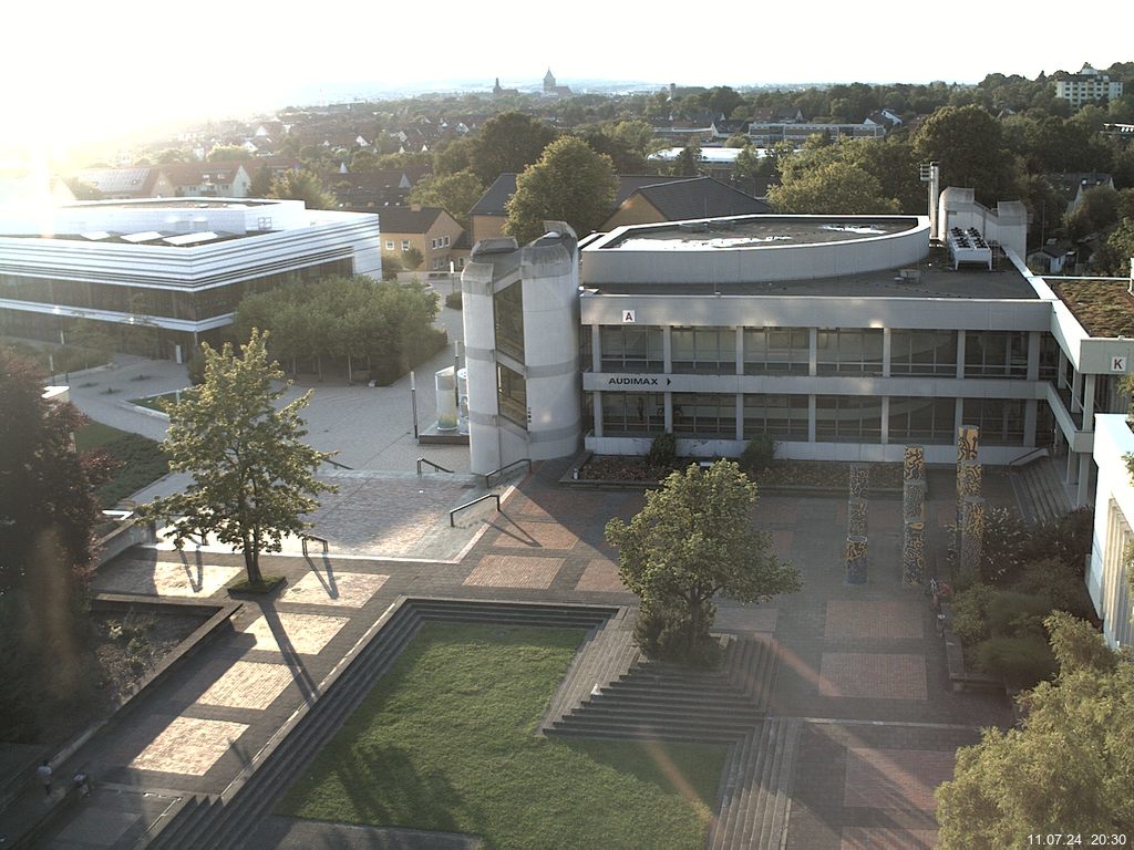 Foto der Webcam: Verwaltungsgebäude, Innenhof mit Audimax, Hörsaal-Gebäude 1