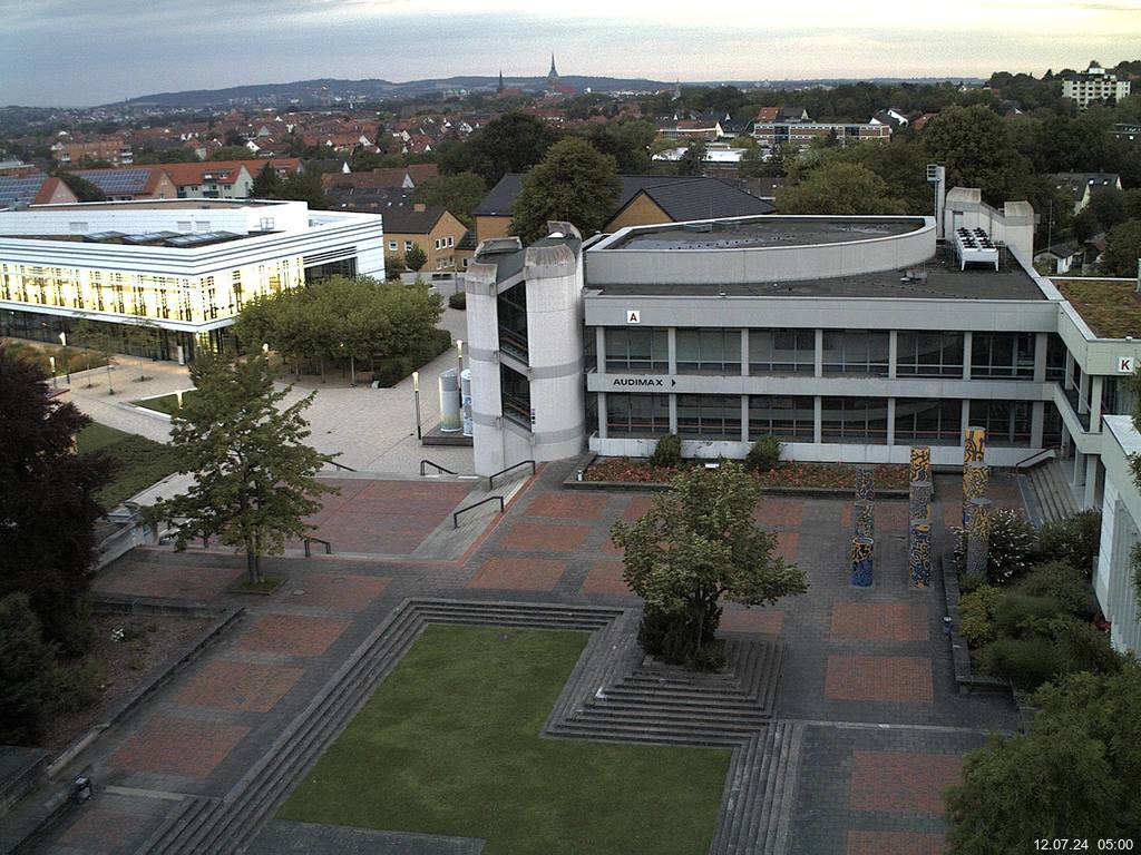 Foto der Webcam: Verwaltungsgebäude, Innenhof mit Audimax, Hörsaal-Gebäude 1