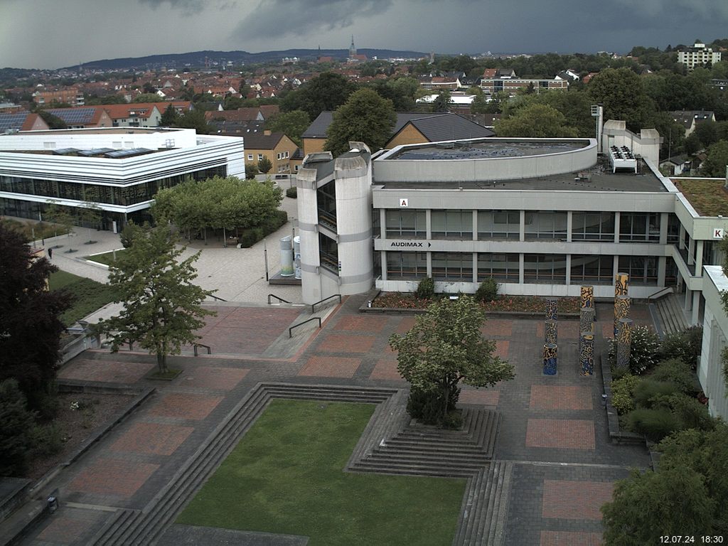 Foto der Webcam: Verwaltungsgebäude, Innenhof mit Audimax, Hörsaal-Gebäude 1