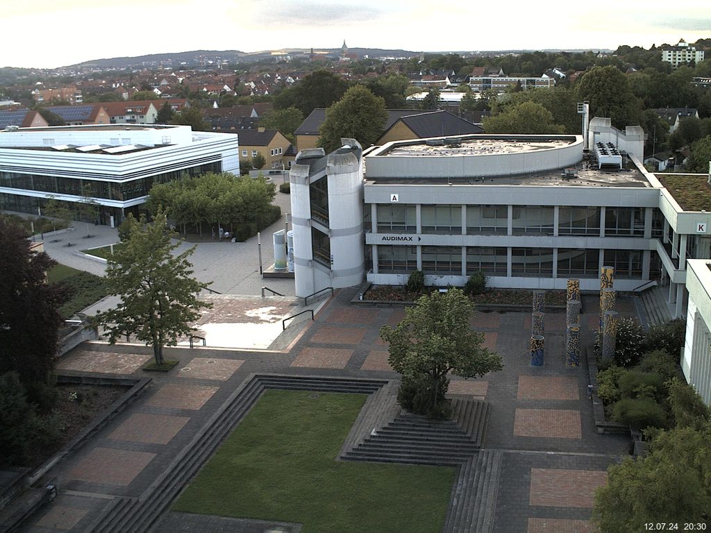 Foto der Webcam: Verwaltungsgebäude, Innenhof mit Audimax, Hörsaal-Gebäude 1