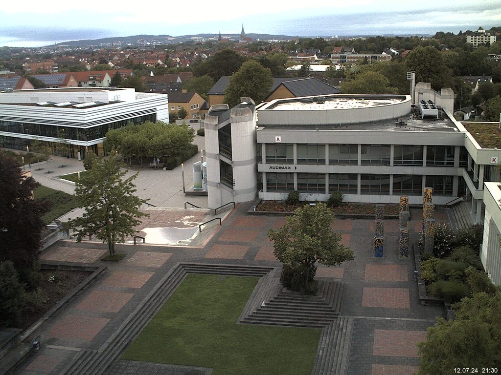 Foto der Webcam: Verwaltungsgebäude, Innenhof mit Audimax, Hörsaal-Gebäude 1