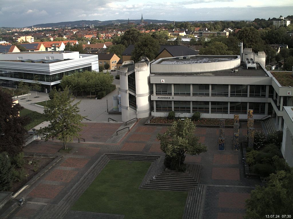 Foto der Webcam: Verwaltungsgebäude, Innenhof mit Audimax, Hörsaal-Gebäude 1