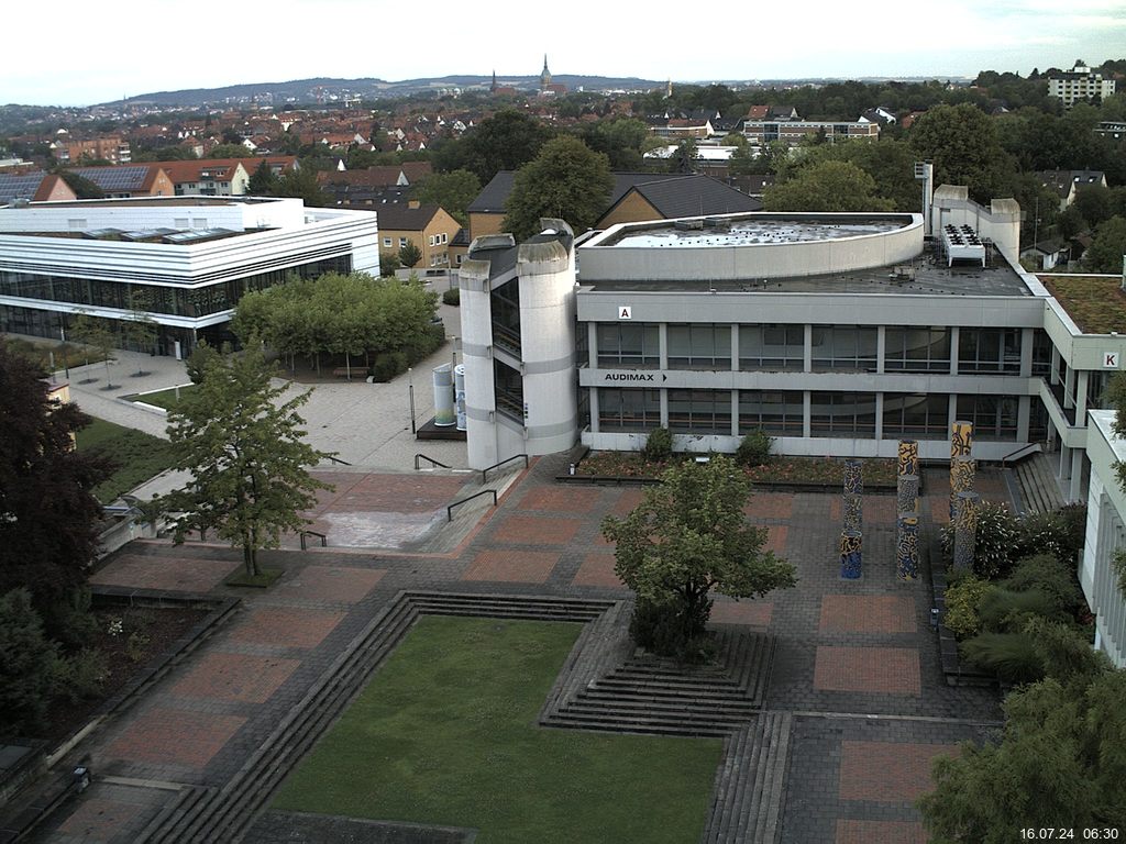 Foto der Webcam: Verwaltungsgebäude, Innenhof mit Audimax, Hörsaal-Gebäude 1