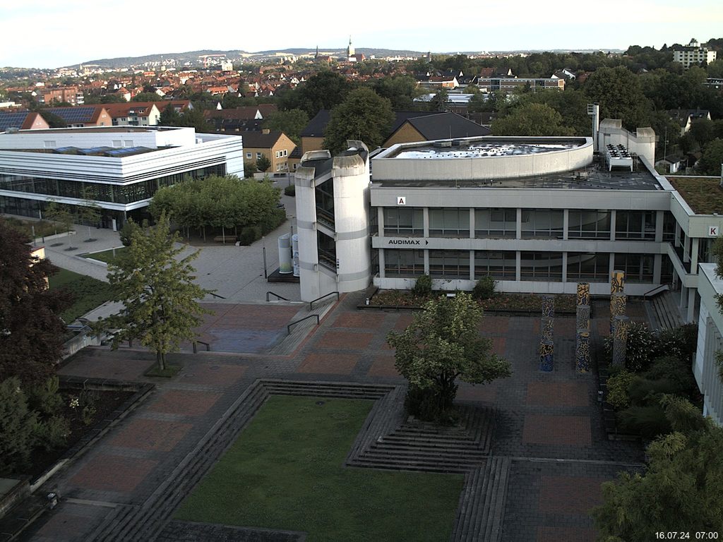 Foto der Webcam: Verwaltungsgebäude, Innenhof mit Audimax, Hörsaal-Gebäude 1