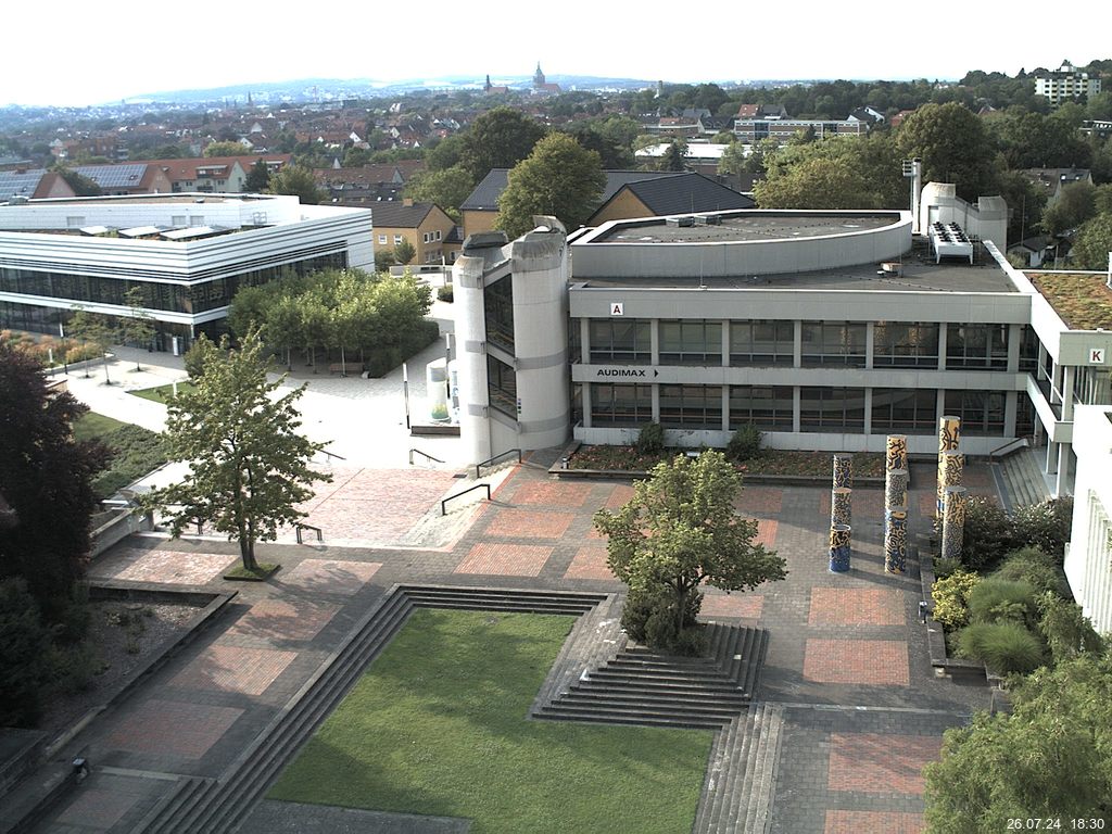 Foto der Webcam: Verwaltungsgebäude, Innenhof mit Audimax, Hörsaal-Gebäude 1