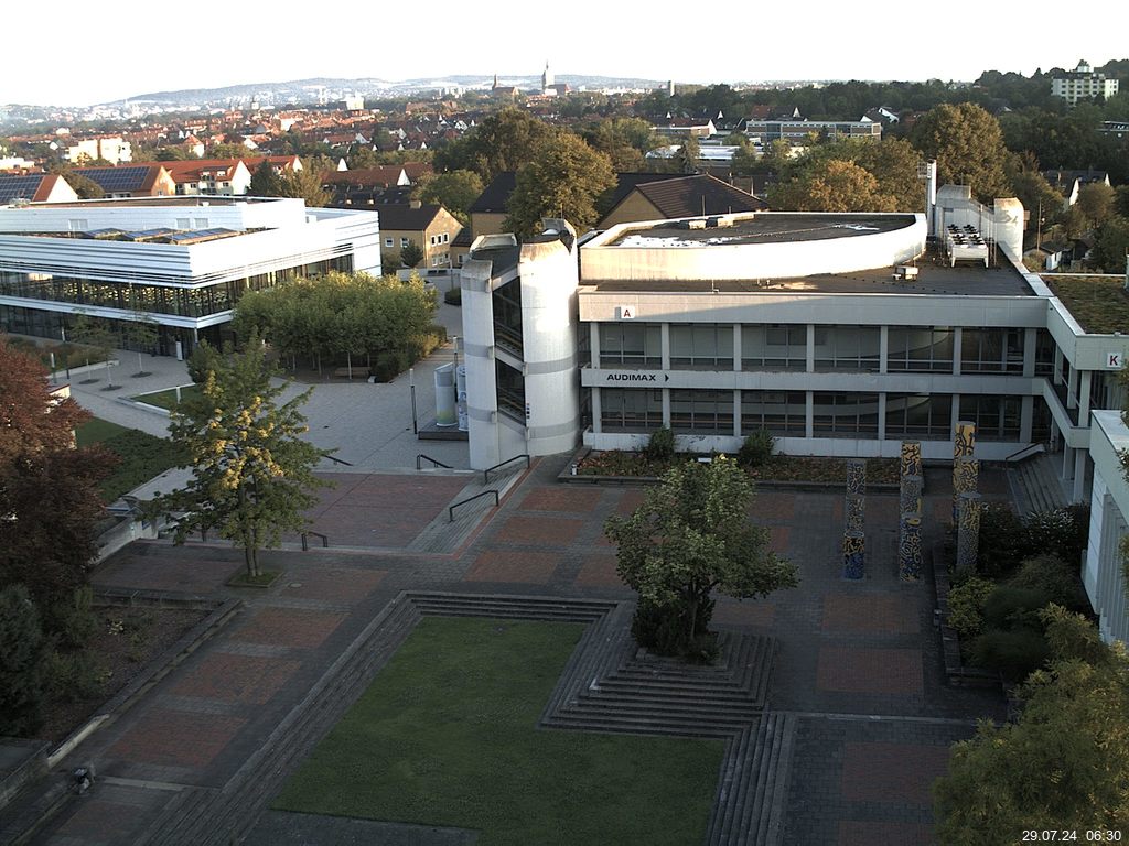 Foto der Webcam: Verwaltungsgebäude, Innenhof mit Audimax, Hörsaal-Gebäude 1