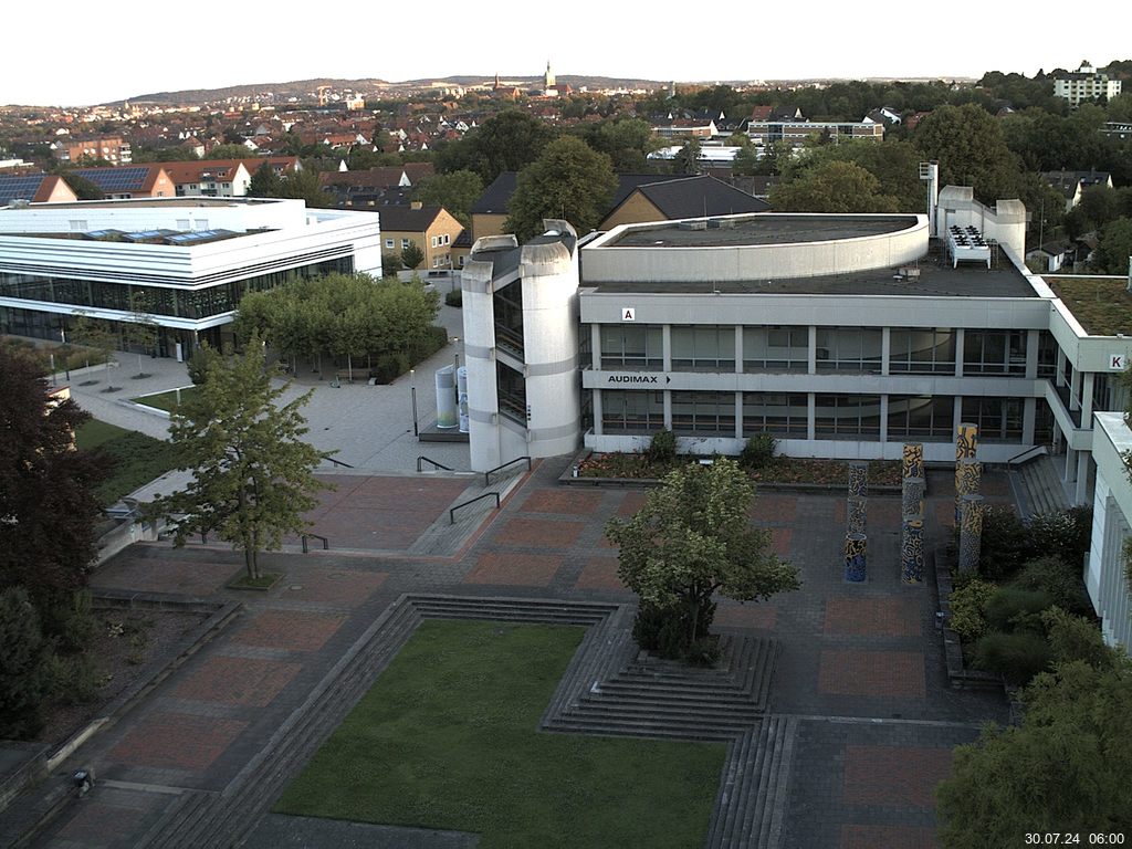 Foto der Webcam: Verwaltungsgebäude, Innenhof mit Audimax, Hörsaal-Gebäude 1