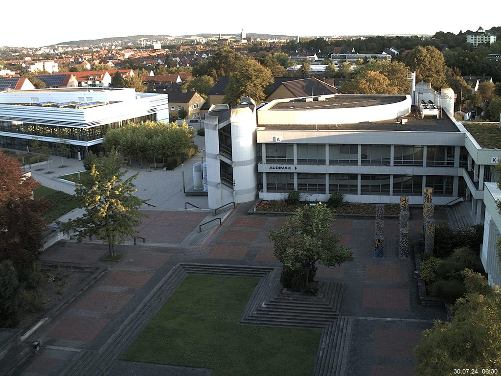 Foto der Webcam: Verwaltungsgebäude, Innenhof mit Audimax, Hörsaal-Gebäude 1