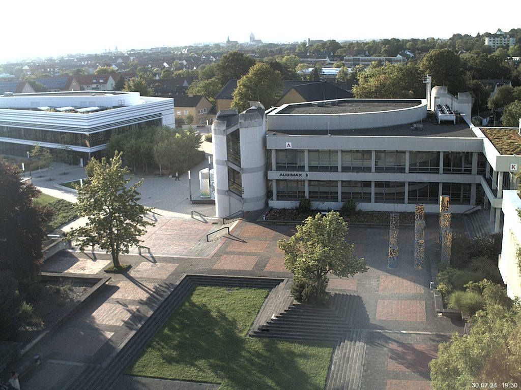 Foto der Webcam: Verwaltungsgebäude, Innenhof mit Audimax, Hörsaal-Gebäude 1