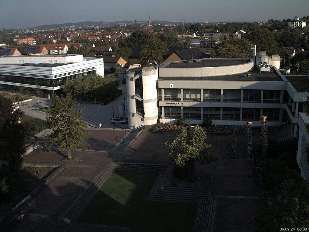 Foto der Webcam: Verwaltungsgebäude, Innenhof mit Audimax, Hörsaal-Gebäude 1