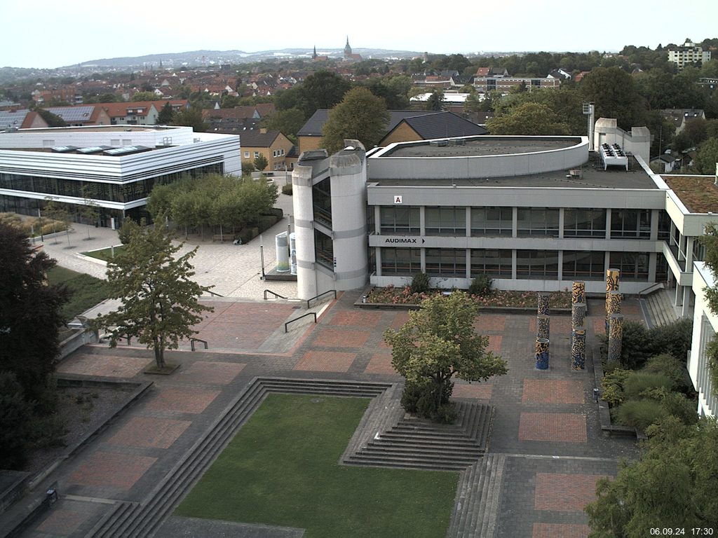 Foto der Webcam: Verwaltungsgebäude, Innenhof mit Audimax, Hörsaal-Gebäude 1