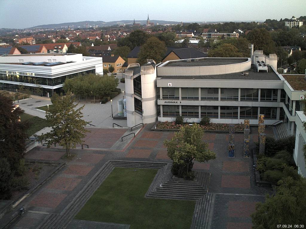 Foto der Webcam: Verwaltungsgebäude, Innenhof mit Audimax, Hörsaal-Gebäude 1