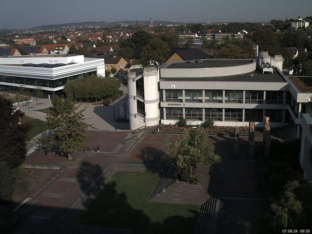 Foto der Webcam: Verwaltungsgebäude, Innenhof mit Audimax, Hörsaal-Gebäude 1