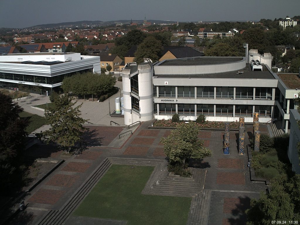 Foto der Webcam: Verwaltungsgebäude, Innenhof mit Audimax, Hörsaal-Gebäude 1