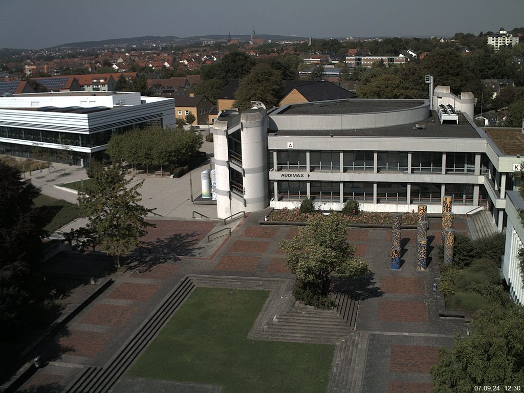 Foto der Webcam: Verwaltungsgebäude, Innenhof mit Audimax, Hörsaal-Gebäude 1