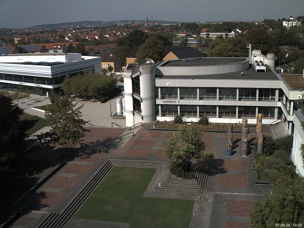 Foto der Webcam: Verwaltungsgebäude, Innenhof mit Audimax, Hörsaal-Gebäude 1