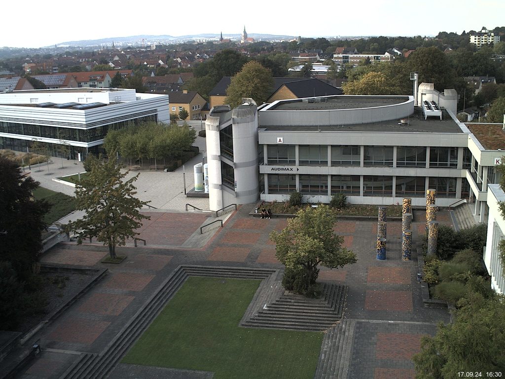 Foto der Webcam: Verwaltungsgebäude, Innenhof mit Audimax, Hörsaal-Gebäude 1