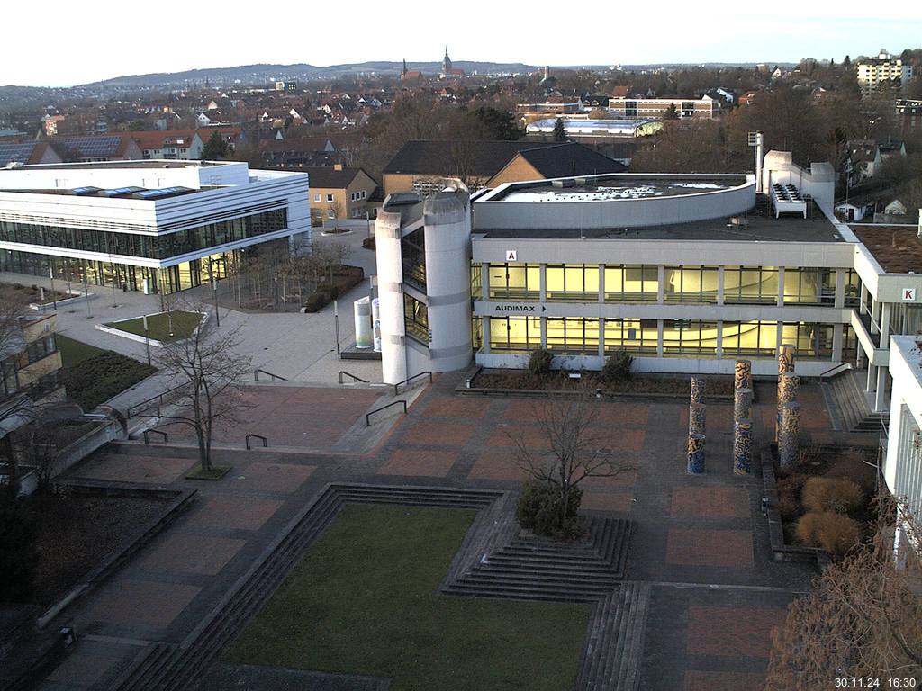 Foto der Webcam: Verwaltungsgebäude, Innenhof mit Audimax, Hörsaal-Gebäude 1