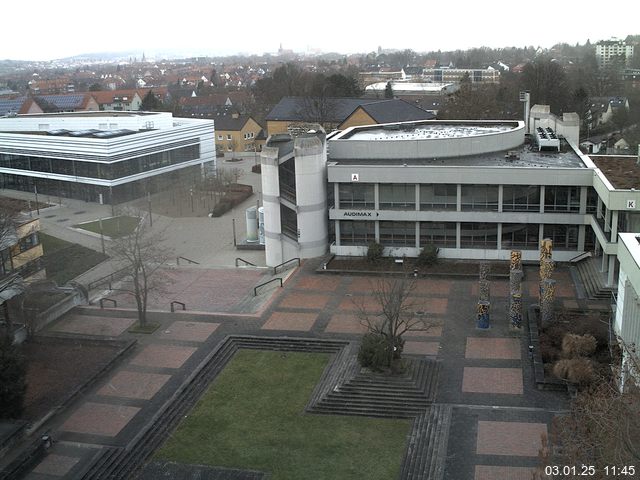 Foto der Webcam: Verwaltungsgebäude, Innenhof mit Audimax, Hörsaal-Gebäude 1