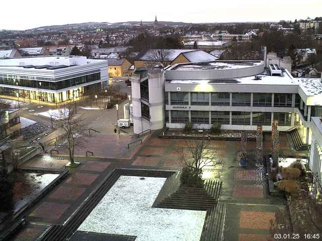 Foto der Webcam: Verwaltungsgebäude, Innenhof mit Audimax, Hörsaal-Gebäude 1