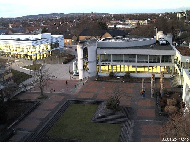 Foto der Webcam: Verwaltungsgebäude, Innenhof mit Audimax, Hörsaal-Gebäude 1