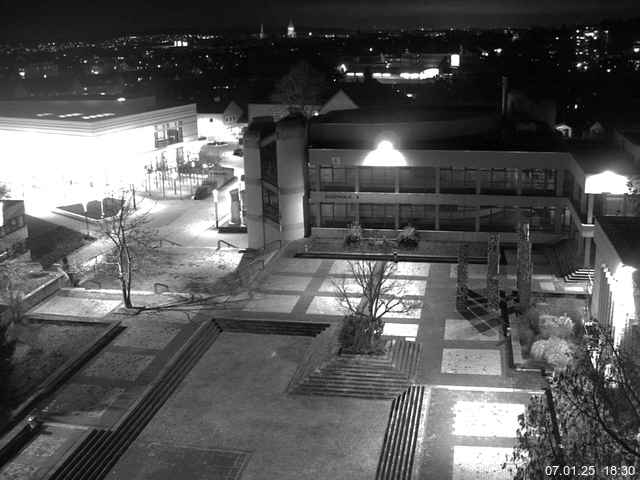 Foto der Webcam: Verwaltungsgebäude, Innenhof mit Audimax, Hörsaal-Gebäude 1