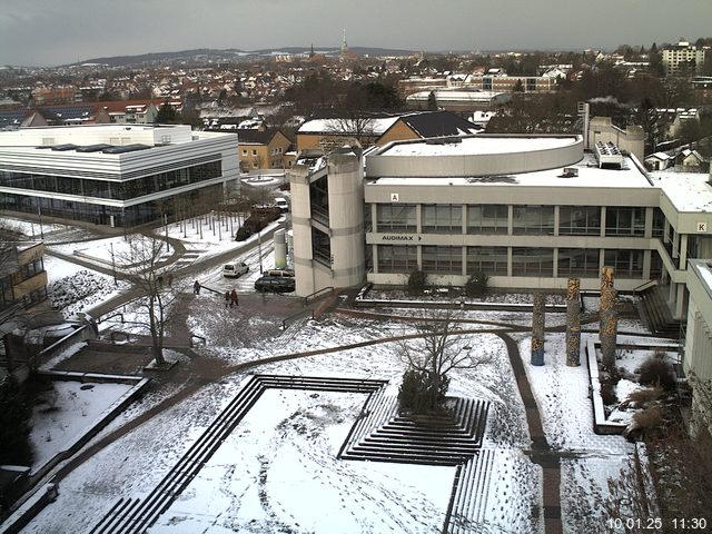 Foto der Webcam: Verwaltungsgebäude, Innenhof mit Audimax, Hörsaal-Gebäude 1