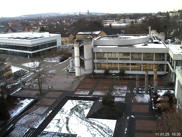 Foto der Webcam: Verwaltungsgebäude, Innenhof mit Audimax, Hörsaal-Gebäude 1