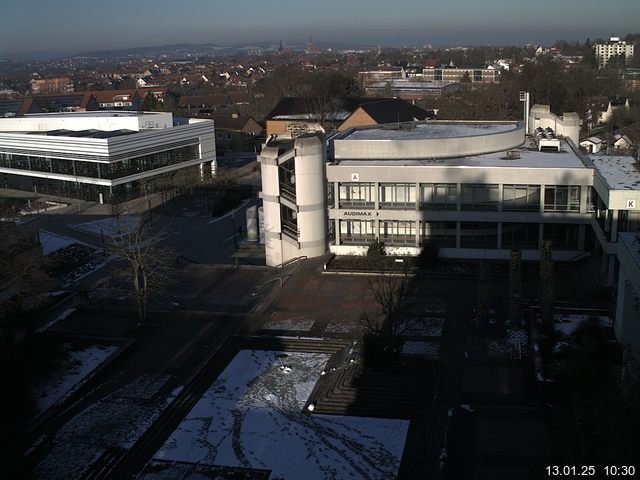 Foto der Webcam: Verwaltungsgebäude, Innenhof mit Audimax, Hörsaal-Gebäude 1