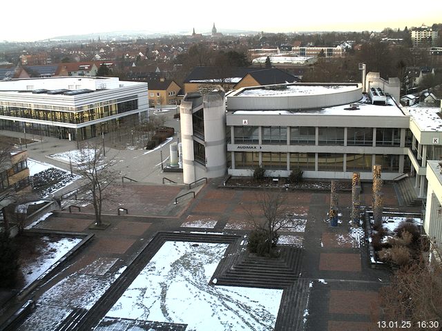 Foto der Webcam: Verwaltungsgebäude, Innenhof mit Audimax, Hörsaal-Gebäude 1