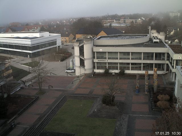 Foto der Webcam: Verwaltungsgebäude, Innenhof mit Audimax, Hörsaal-Gebäude 1