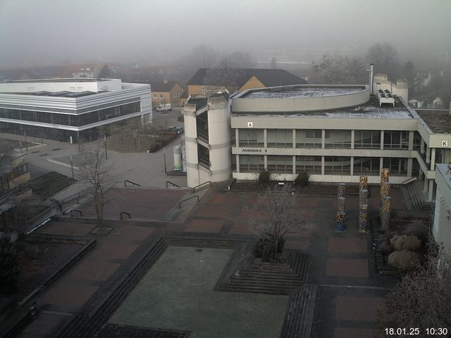 Foto der Webcam: Verwaltungsgebäude, Innenhof mit Audimax, Hörsaal-Gebäude 1