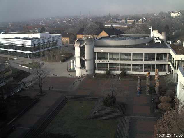 Foto der Webcam: Verwaltungsgebäude, Innenhof mit Audimax, Hörsaal-Gebäude 1