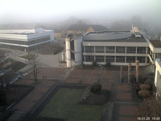 Foto der Webcam: Verwaltungsgebäude, Innenhof mit Audimax, Hörsaal-Gebäude 1