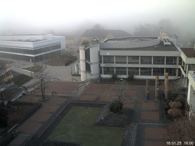 Foto der Webcam: Verwaltungsgebäude, Innenhof mit Audimax, Hörsaal-Gebäude 1