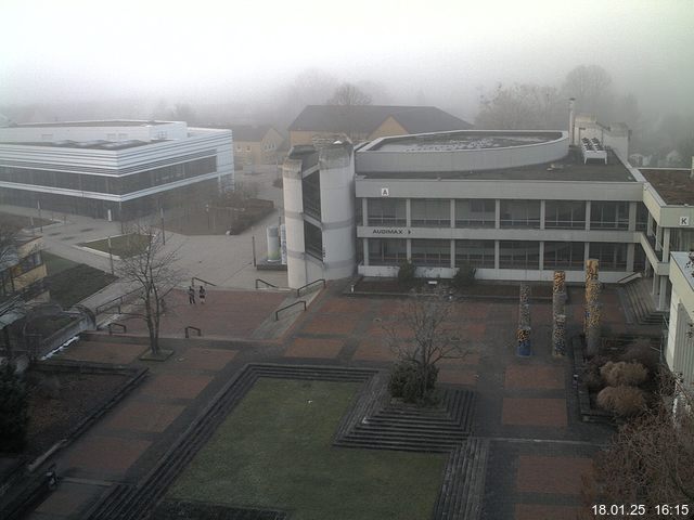 Foto der Webcam: Verwaltungsgebäude, Innenhof mit Audimax, Hörsaal-Gebäude 1