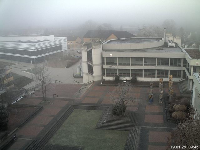 Foto der Webcam: Verwaltungsgebäude, Innenhof mit Audimax, Hörsaal-Gebäude 1