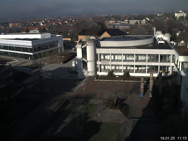 Foto der Webcam: Verwaltungsgebäude, Innenhof mit Audimax, Hörsaal-Gebäude 1