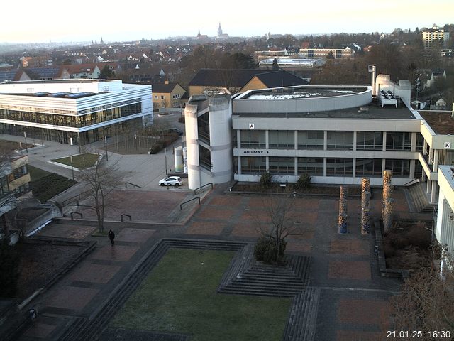 Foto der Webcam: Verwaltungsgebäude, Innenhof mit Audimax, Hörsaal-Gebäude 1