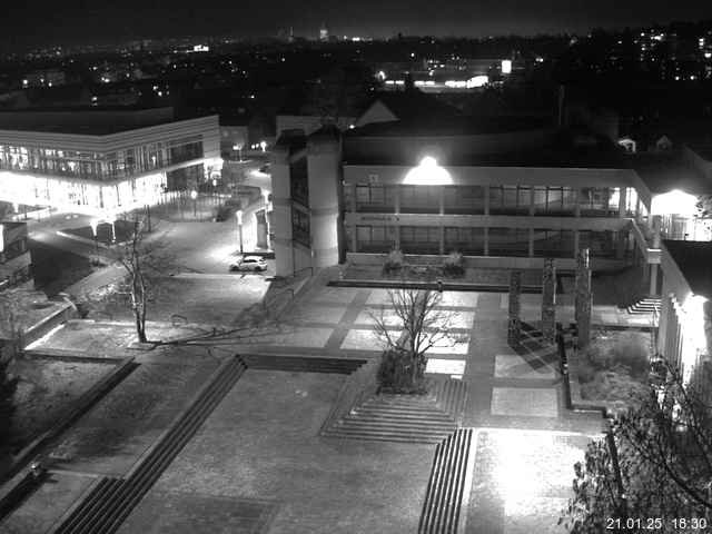 Foto der Webcam: Verwaltungsgebäude, Innenhof mit Audimax, Hörsaal-Gebäude 1