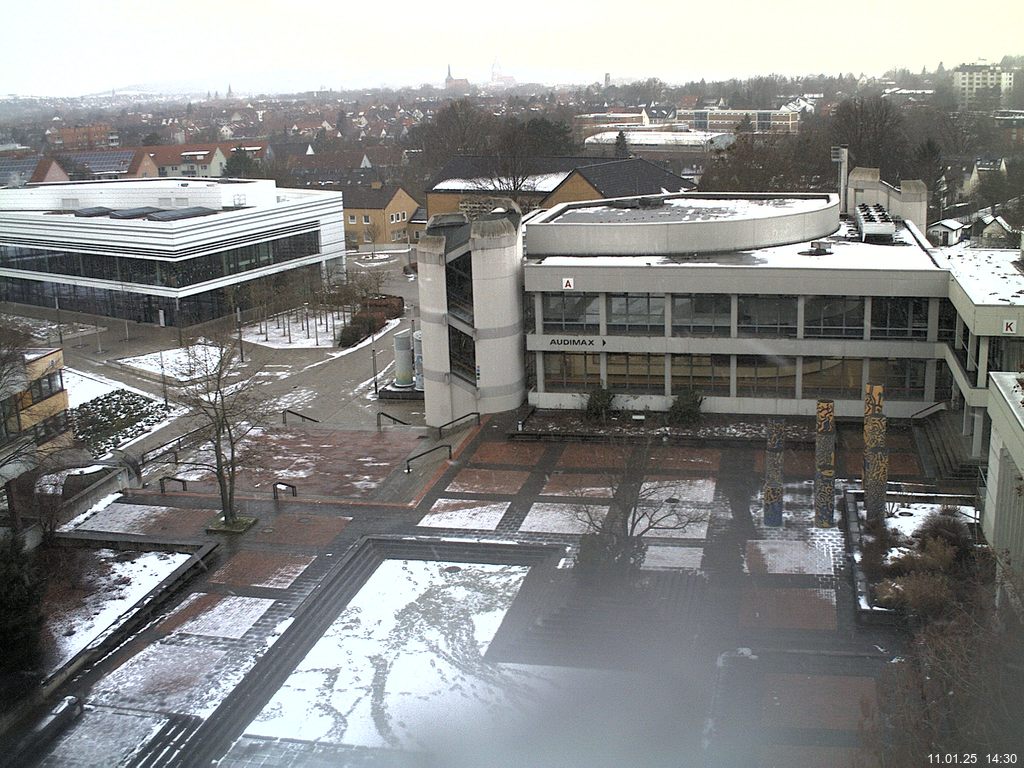 Foto der Webcam: Verwaltungsgebäude, Innenhof mit Audimax, Hörsaal-Gebäude 1