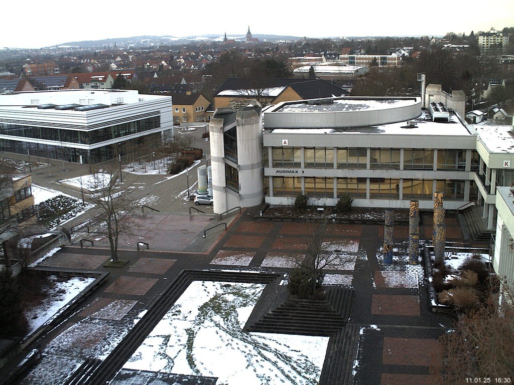 Foto der Webcam: Verwaltungsgebäude, Innenhof mit Audimax, Hörsaal-Gebäude 1